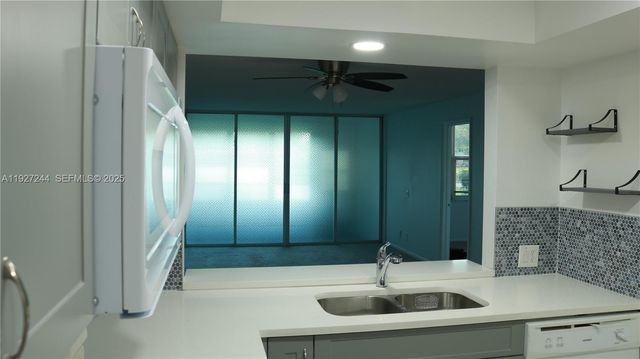 9421 Evergreen Pl 103, Davie, FL 33324