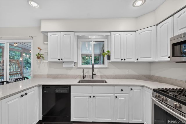 8965 Tartan Drive, Springfield Charter Township, MI 48348