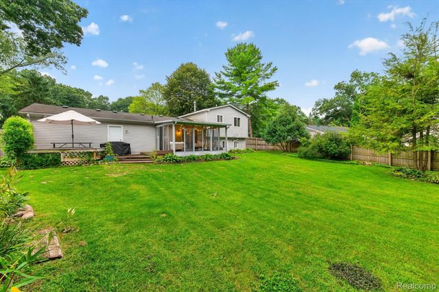 8965 Tartan Drive, Springfield Charter Township, MI 48348