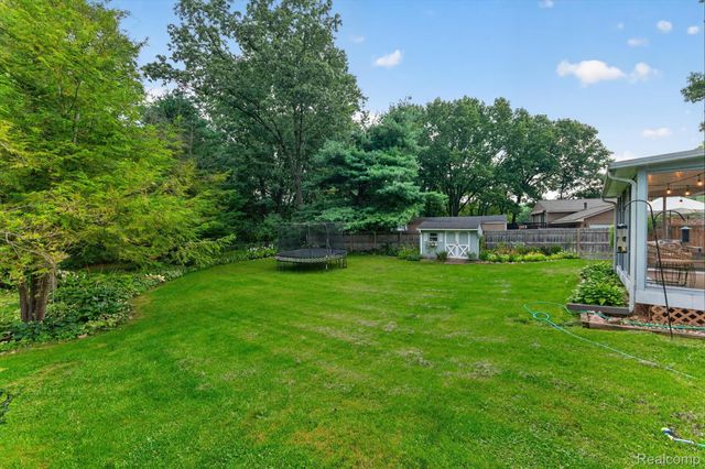 8965 Tartan Drive, Springfield Charter Township, MI 48348