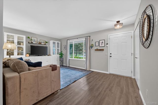 8965 Tartan Drive, Springfield Charter Township, MI 48348