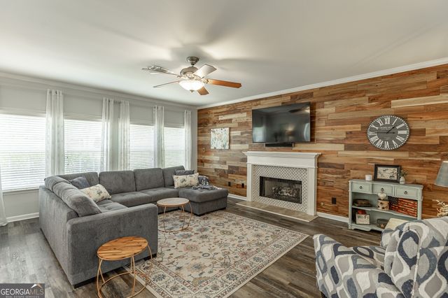 933 Cruce Lake Drive, Hoschton, GA 30548