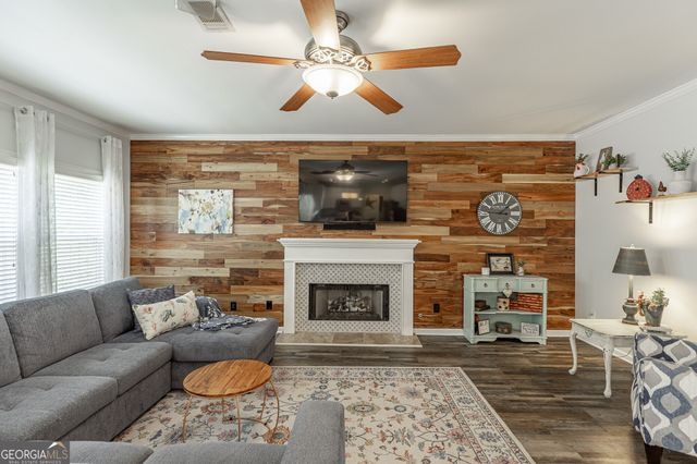 933 Cruce Lake Drive, Hoschton, GA 30548