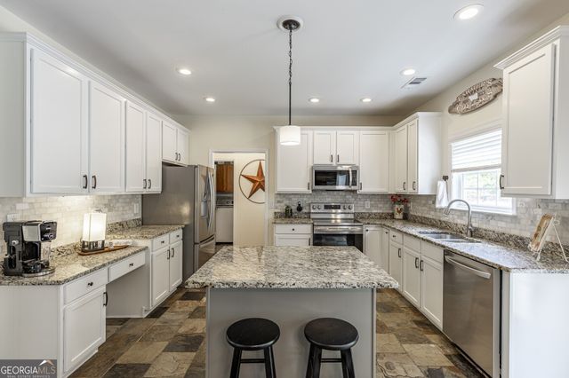 933 Cruce Lake Drive, Hoschton, GA 30548