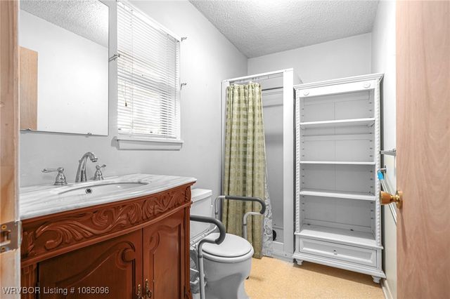 100 Royal Oak Drive, Poteau, OK 74953