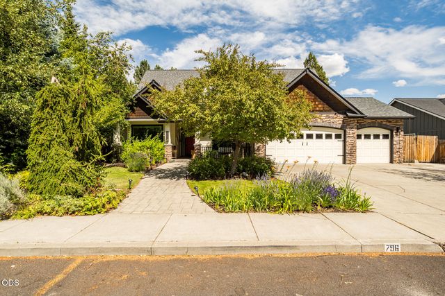 796 SE Briarwood Court, Bend, OR 97702