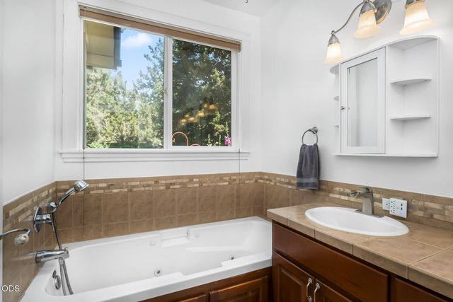 796 SE Briarwood Court, Bend, OR 97702