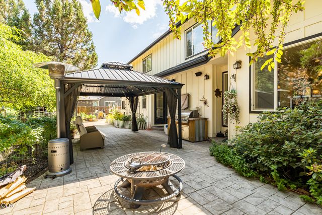 796 SE Briarwood Court, Bend, OR 97702