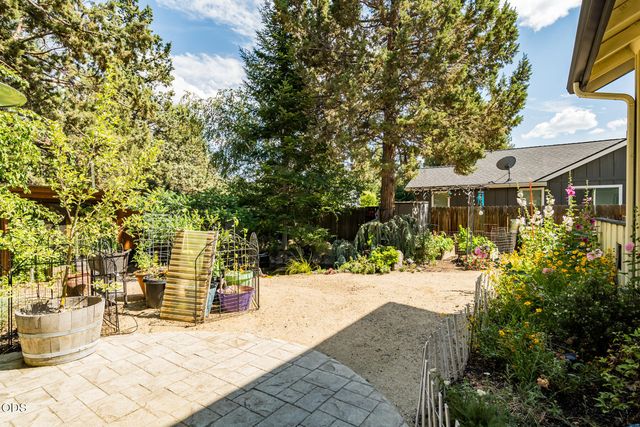 796 SE Briarwood Court, Bend, OR 97702