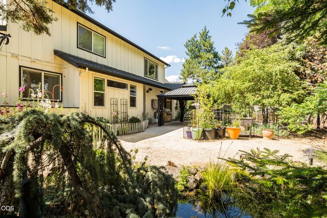 796 SE Briarwood Court, Bend, OR 97702