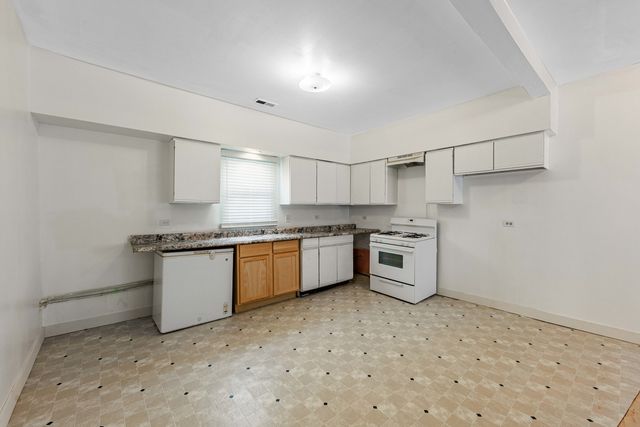 832 E 153 Street, Phoenix, IL 60426