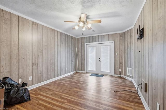 220 Jakes LN, Newport News, VA 23608