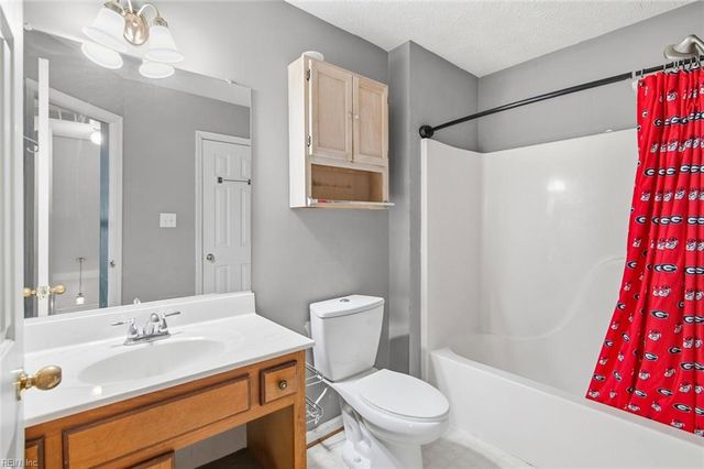 220 Jakes LN, Newport News, VA 23608