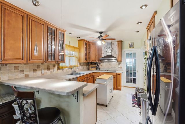 937 Elsie Avenue, Gurnee, IL 60031
