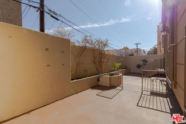 132 S Crescent Drive 103, Beverly Hills, CA 90212