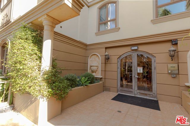 132 S Crescent Drive 103, Beverly Hills, CA 90212