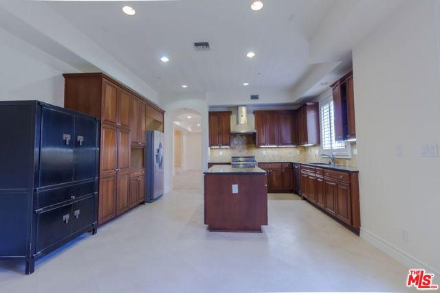 132 S Crescent Drive 103, Beverly Hills, CA 90212