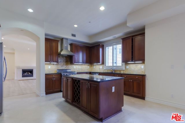 132 S Crescent Drive 103, Beverly Hills, CA 90212