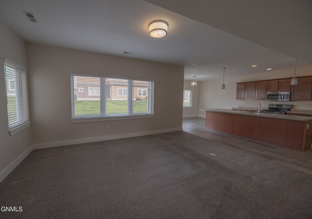 2722 27th Street W, Williston, ND 58801 photo 2