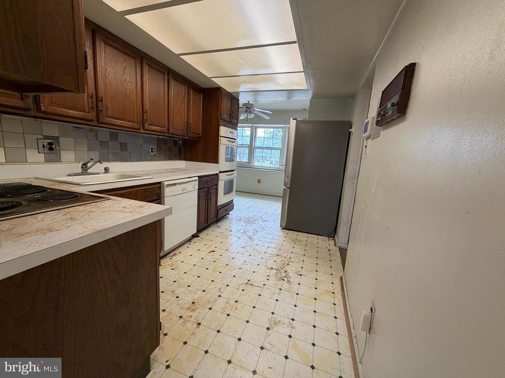 Image 10 of property listing at 9006 GLENARDEN PKWY, Glenarden, MD 20706