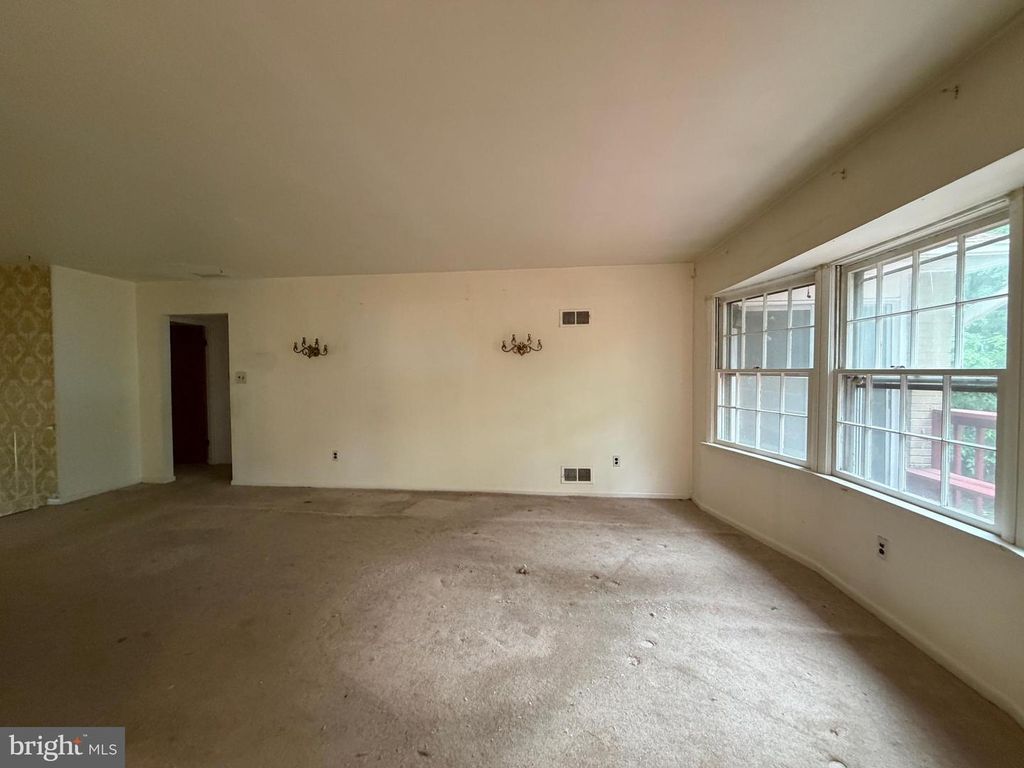 Image 16 of property listing at 9006 GLENARDEN PKWY, Glenarden, MD 20706