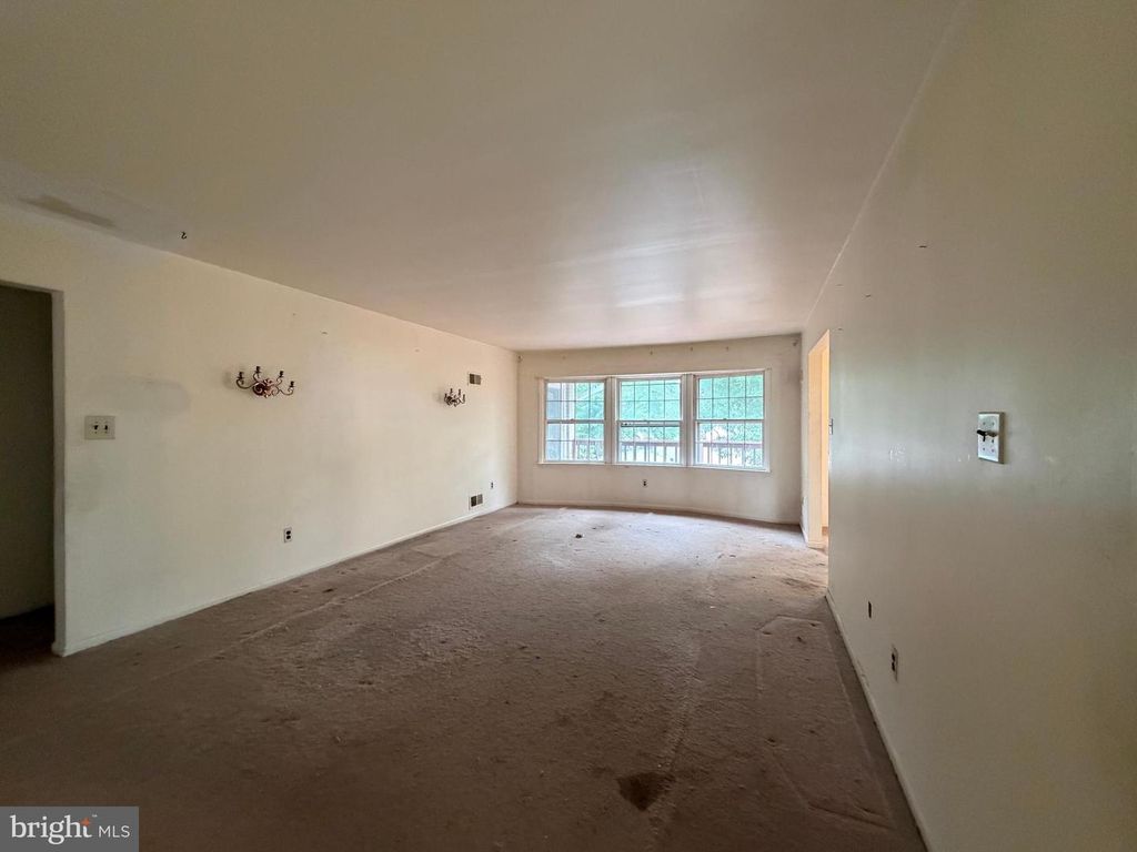 Image 17 of property listing at 9006 GLENARDEN PKWY, Glenarden, MD 20706