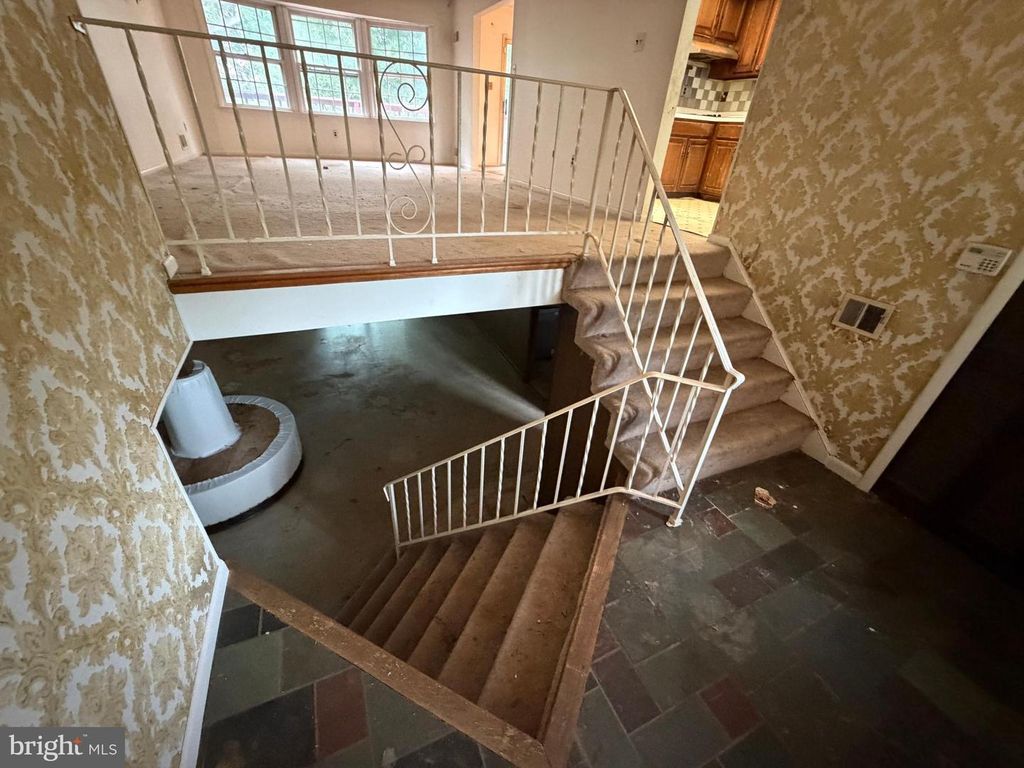 Image 2 of property listing at 9006 GLENARDEN PKWY, Glenarden, MD 20706
