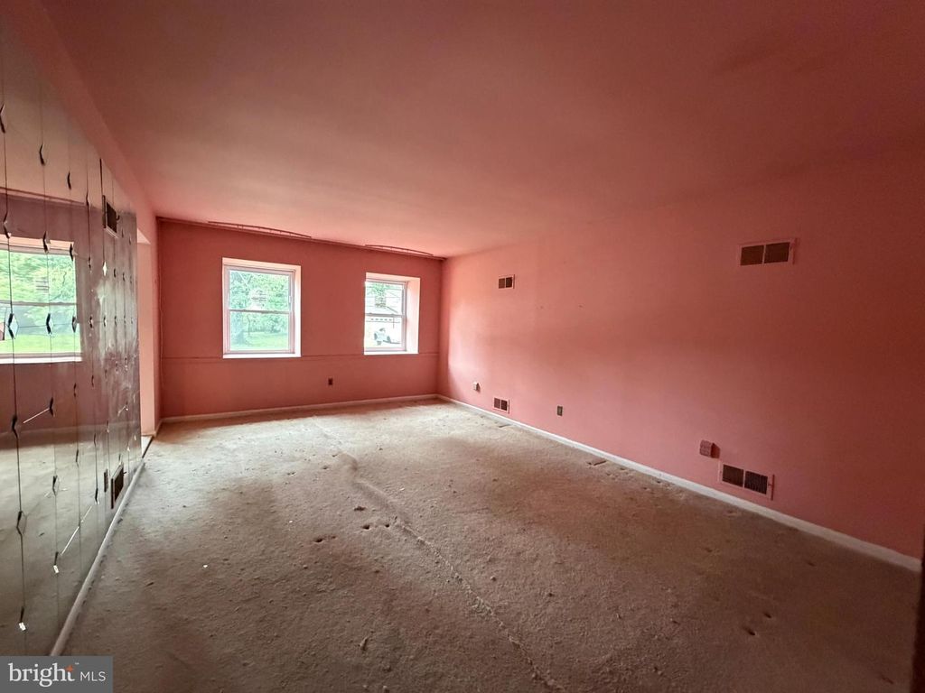 Image 19 of property listing at 9006 GLENARDEN PKWY, Glenarden, MD 20706