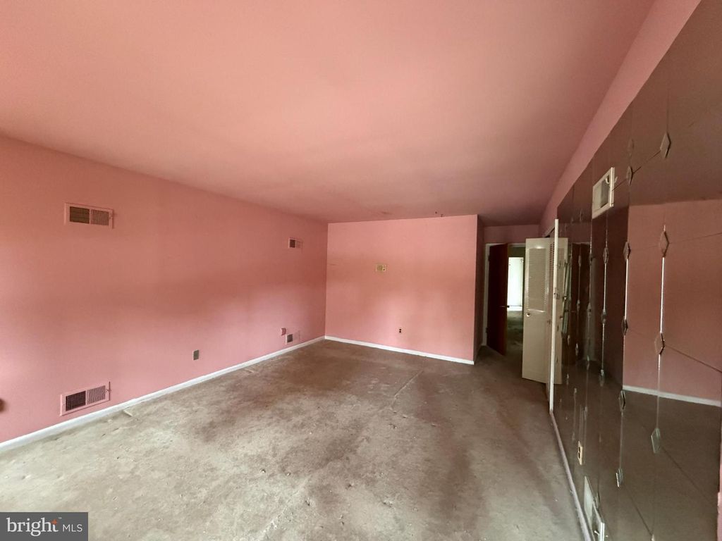 Image 20 of property listing at 9006 GLENARDEN PKWY, Glenarden, MD 20706