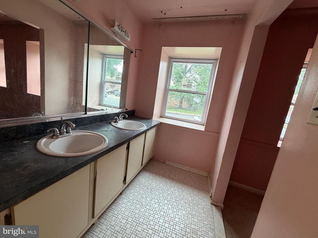 Image 22 of property listing at 9006 GLENARDEN PKWY, Glenarden, MD 20706