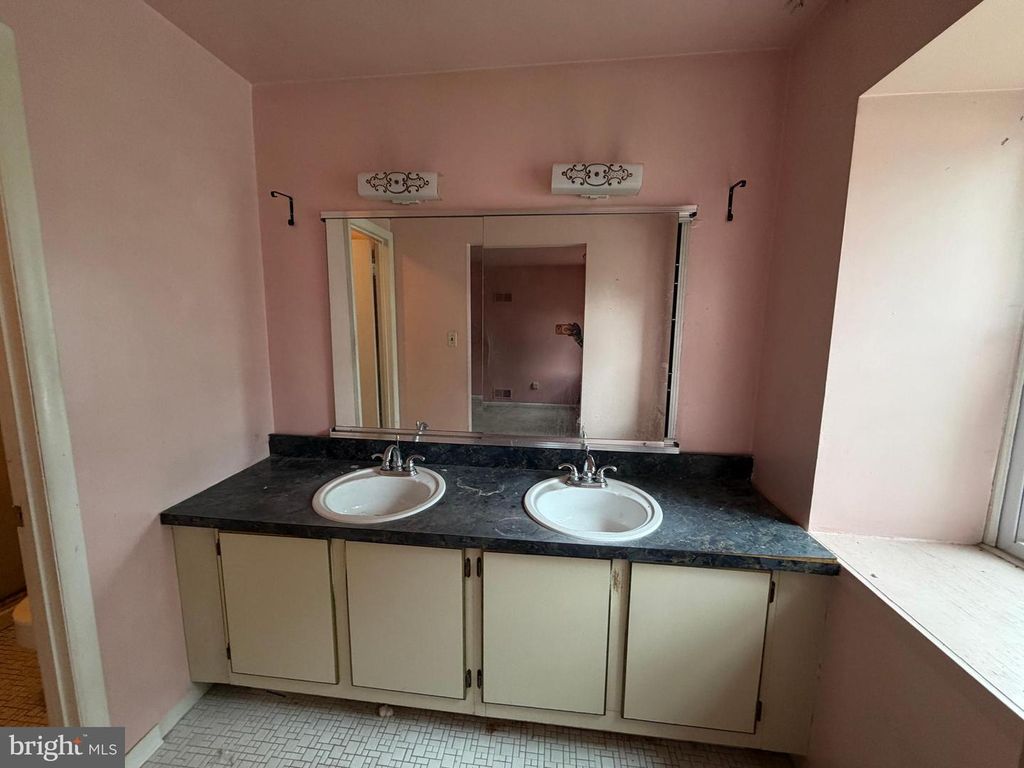 Image 23 of property listing at 9006 GLENARDEN PKWY, Glenarden, MD 20706