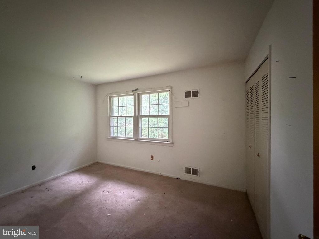 Image 27 of property listing at 9006 GLENARDEN PKWY, Glenarden, MD 20706