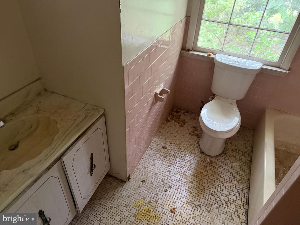 Image 29 of property listing at 9006 GLENARDEN PKWY, Glenarden, MD 20706