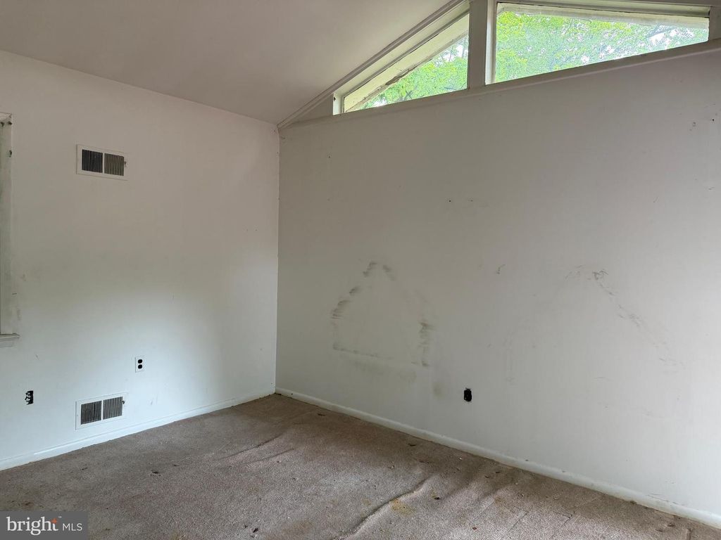 Image 30 of property listing at 9006 GLENARDEN PKWY, Glenarden, MD 20706
