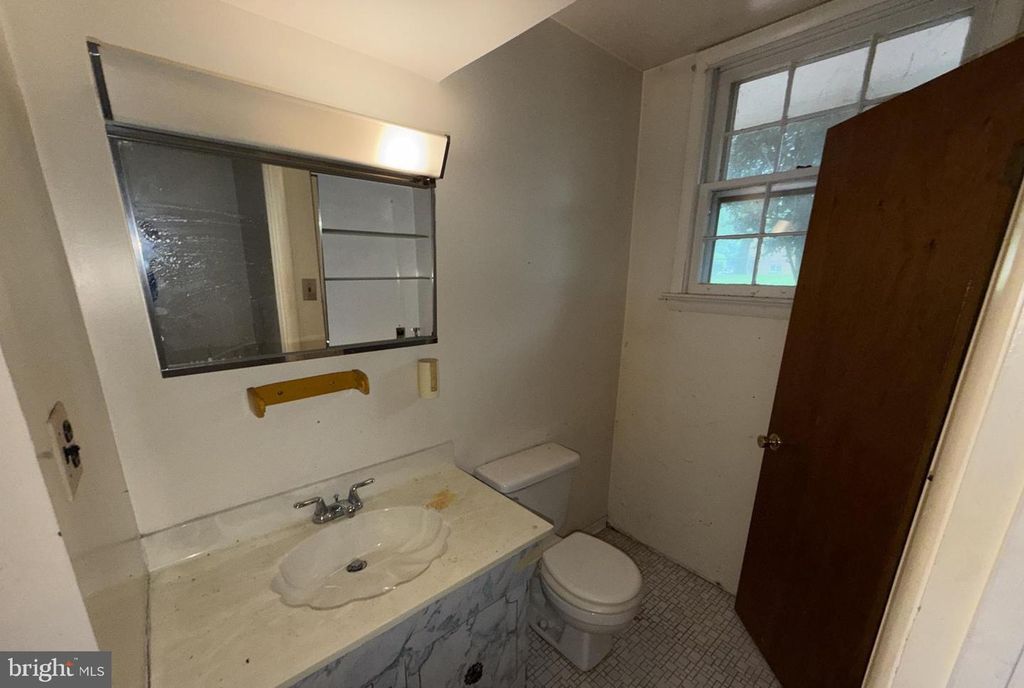 Image 35 of property listing at 9006 GLENARDEN PKWY, Glenarden, MD 20706