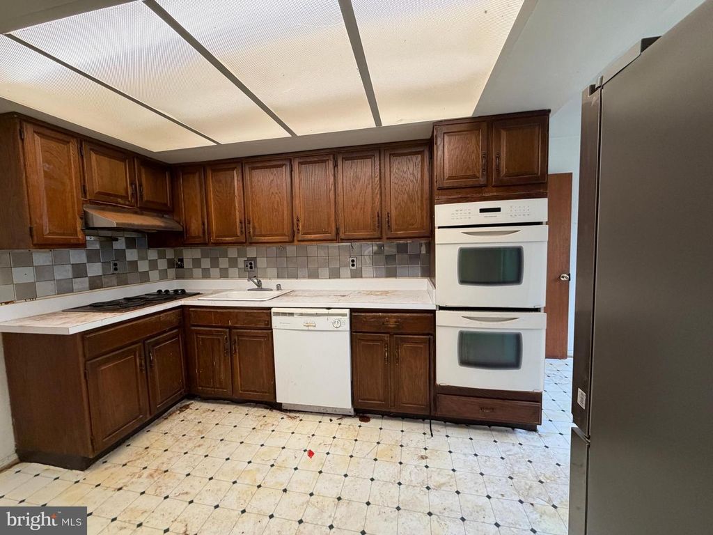 Image 8 of property listing at 9006 GLENARDEN PKWY, Glenarden, MD 20706