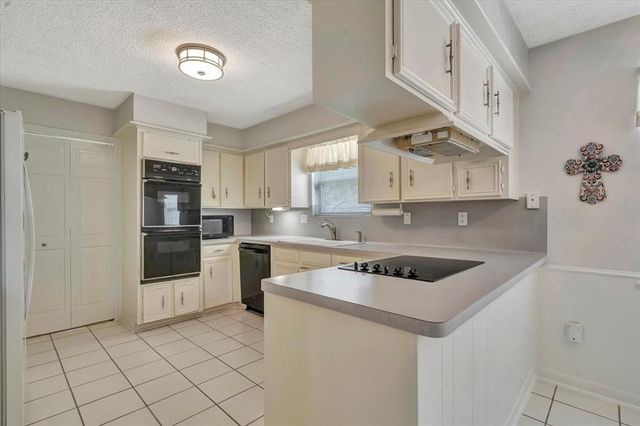 610 Forest Lake Drive, Taylor Lake Village, TX 77586