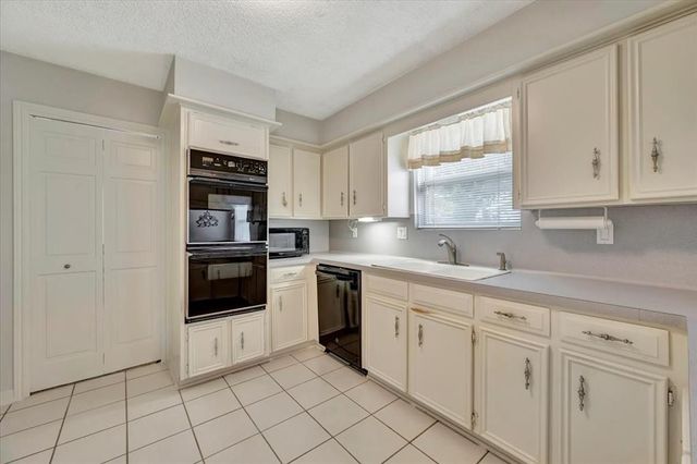 610 Forest Lake Drive, Taylor Lake Village, TX 77586