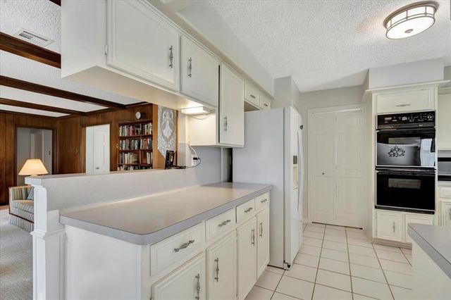610 Forest Lake Drive, Taylor Lake Village, TX 77586