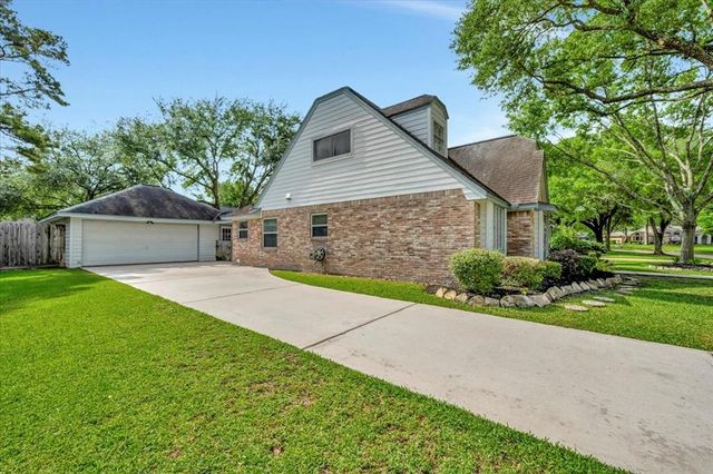 610 Forest Lake Drive, Taylor Lake Village, TX 77586