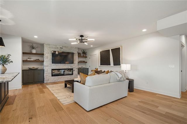 16729 S WOODSTONE Drive, Olathe, KS 66062