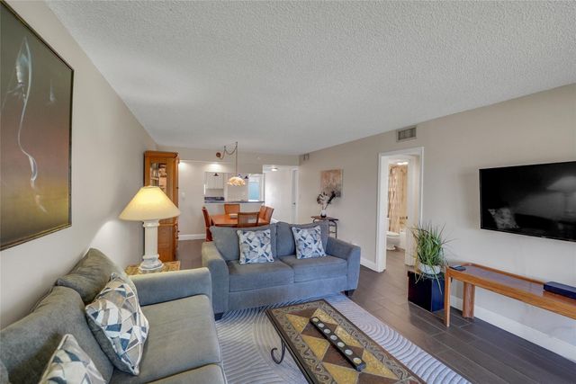 8980 S Hollybrook Boulevard 304, Pembroke Pines, FL 33025