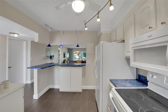 8980 S Hollybrook Boulevard 304, Pembroke Pines, FL 33025