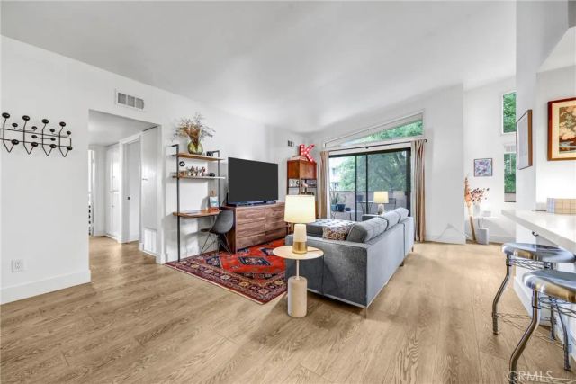 5805 Whitsett Avenue 201, Valley Village, CA 91607