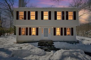 66 Ferry St, Grafton, MA 01560
