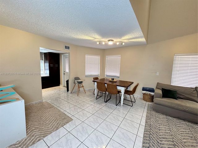 11236 SW 11 ST, Pembroke Pines, FL 33025