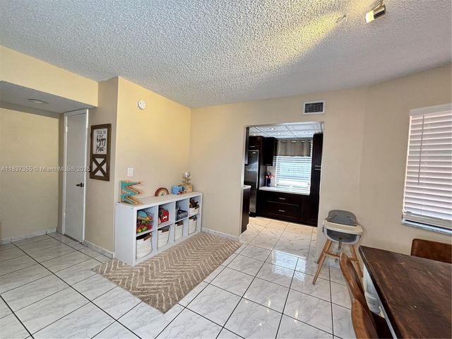 11236 SW 11 ST, Pembroke Pines, FL 33025