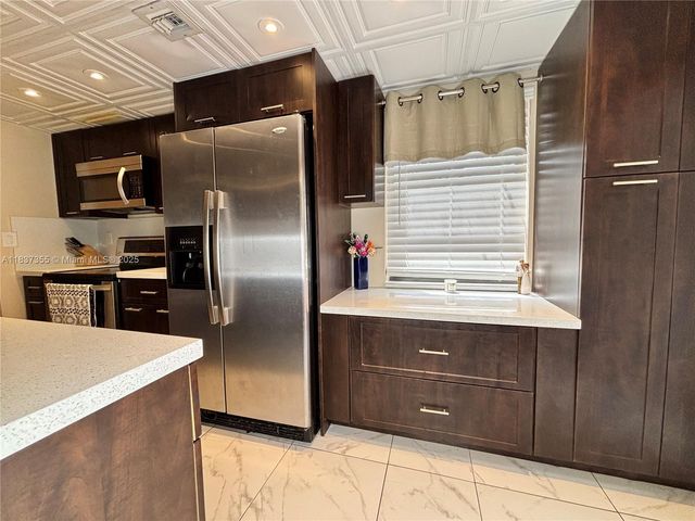 11236 SW 11 ST, Pembroke Pines, FL 33025