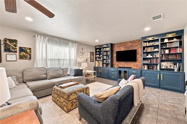 212 Cheyenne Drive, Waxahachie, TX 75165