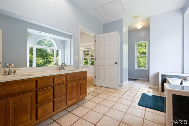 4 Hahn Estate Road, Winfield, MO 63389